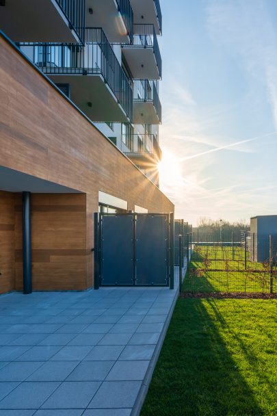 Earch.cz píše: MS architekti navrhli bytový dům s naplněnou ambicí vytvořit místo k životu, které propojuje bydlení na úrovni vyššího standardu a přece dosažitelné