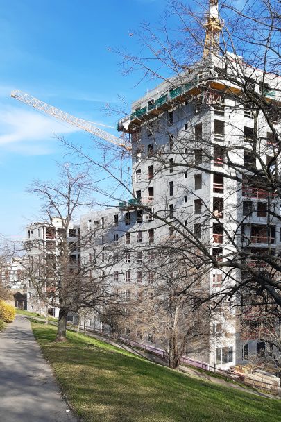 V sousedství žižkovského Nákladového nádraží vzniká v několika etapách a podle našeho masterplanu nová čtvrť Na Vackově