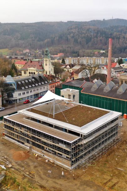 Výstavba Domu dětí a mládeže v Ústí nad Orlicí pokračuje podle plánu