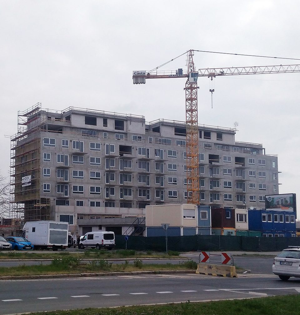 Photoreport: construction of the Zelená Libuš apartment building in accordance with our design and project is in full swing – the shell construction has been completed