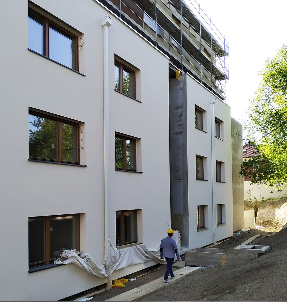 Photoreport: façades are being finalised with front gardens at the Červený Dvůr residence