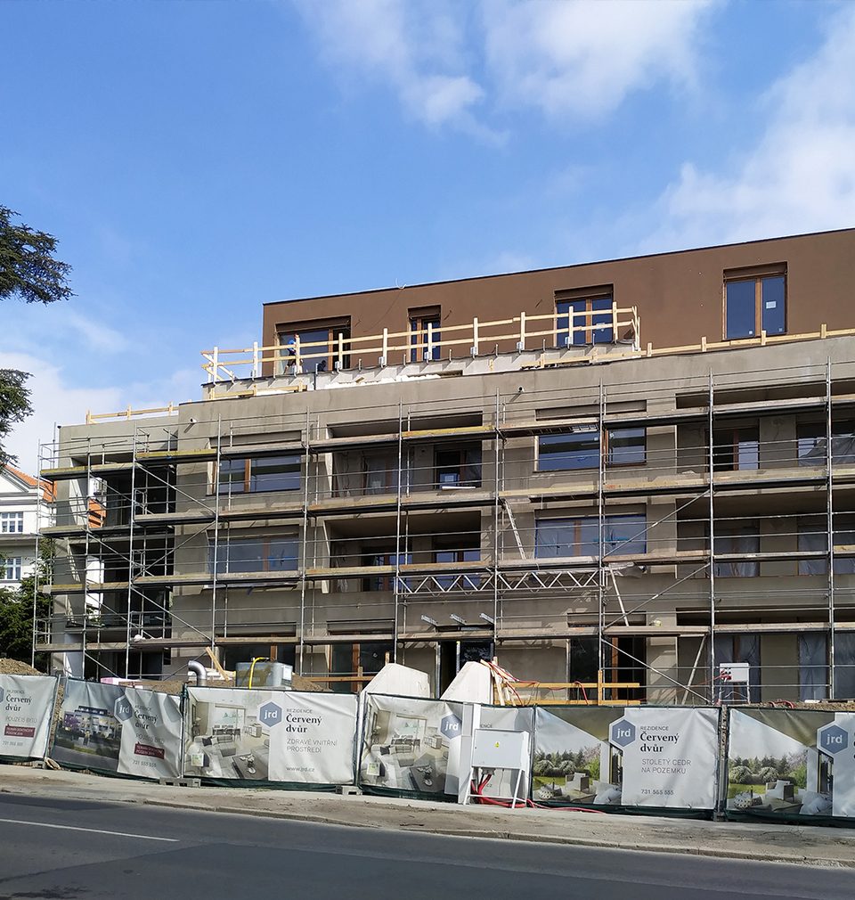 Photoreport: façades are being finalised with front gardens at the Červený Dvůr residence