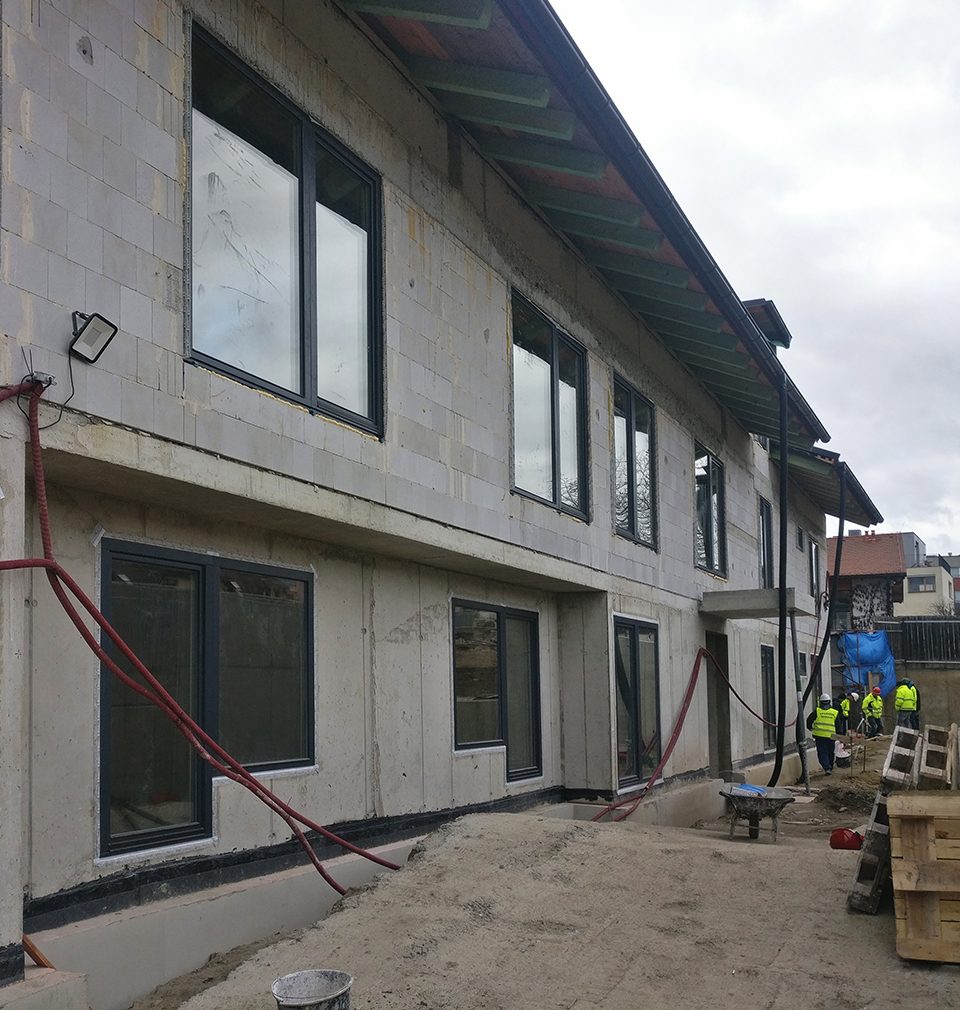Fotoreport z Jinonic: hrubá stavba dvaceti bytů v rámci první etapy rozšíření a revitalizace zámeckého dvora je hotová