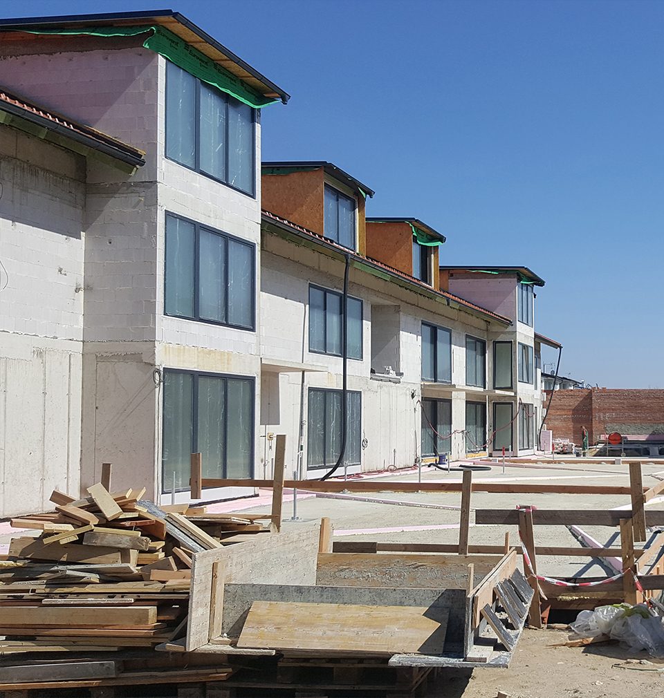 Výstavba dvaceti bytů na Jinonickém dvoře podle našeho návrhu a projektu v sousedství historické usedlosti pokračuje podle plánu.