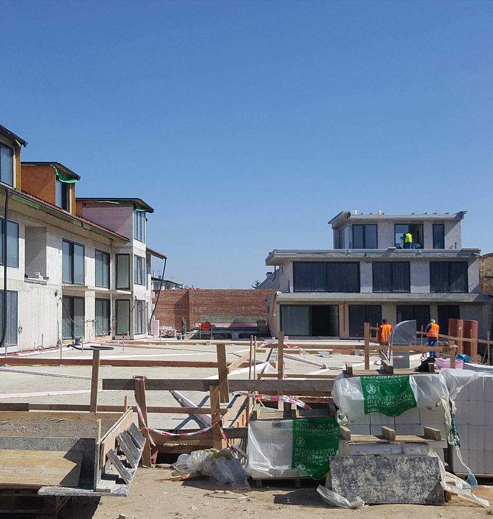 Výstavba dvaceti bytů na Jinonickém dvoře podle našeho návrhu a projektu v sousedství historické usedlosti pokračuje podle plánu.