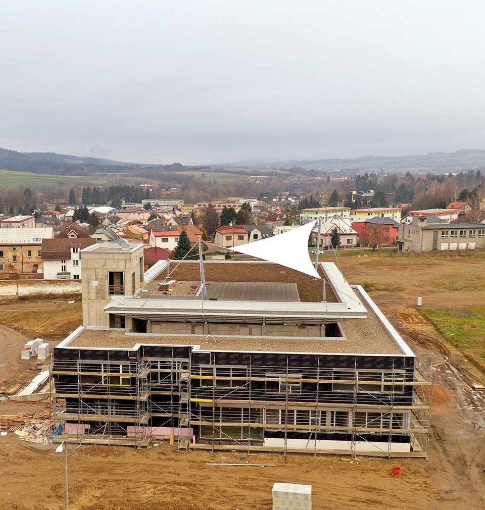 Výstavba Domu dětí a mládeže v Ústí nad Orlicí pokračuje podle plánu