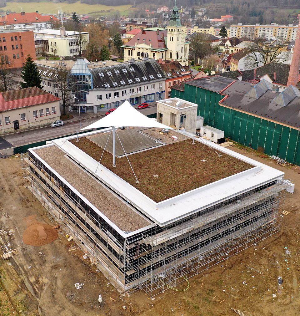 Výstavba Domu dětí a mládeže v Ústí nad Orlicí pokračuje podle plánu