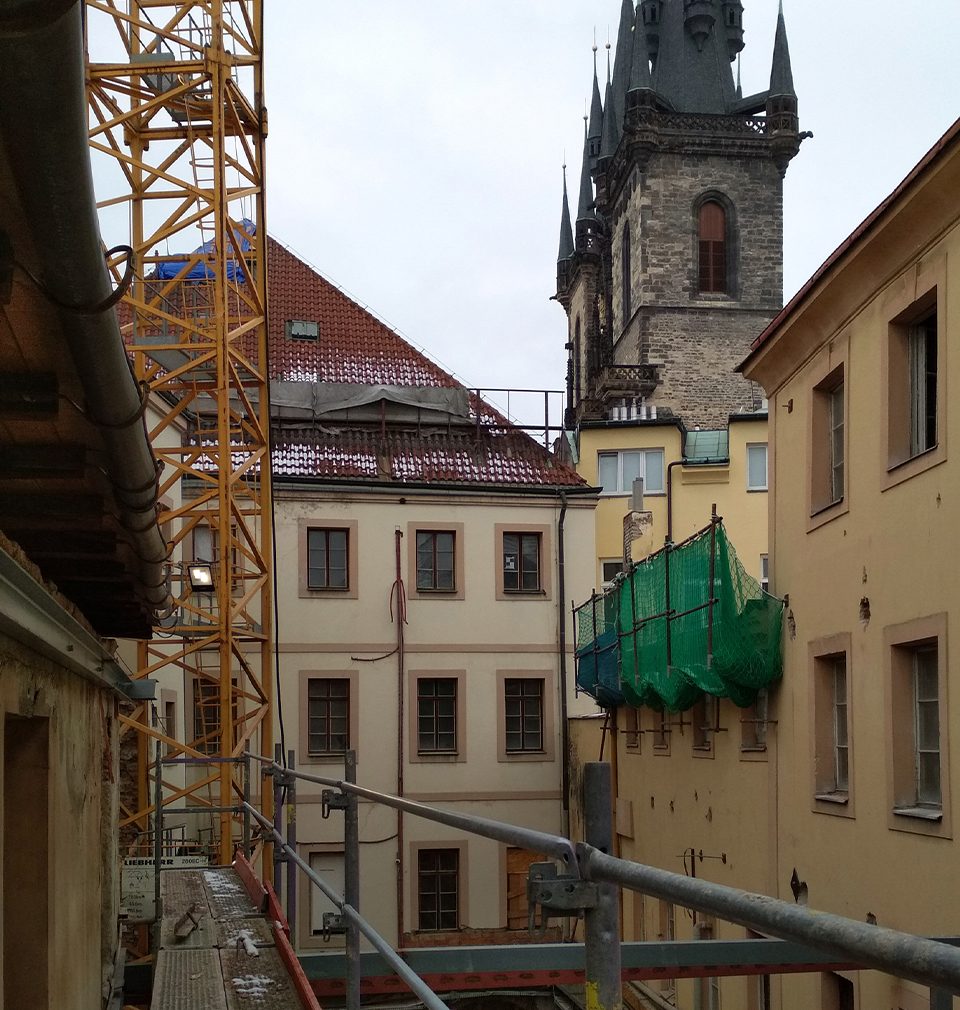 Na Staroměstském náměstí probíhá citlivá transformace osmi historických domů na nejočekávanější pražský hotel podle našeho návrhu