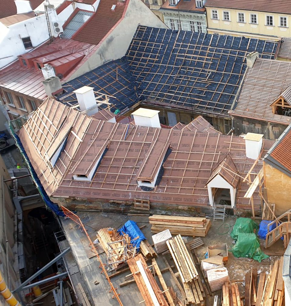 Výstavba hotelu podle našeho návrhu a projektu na Staroměstském náměstí pokračuje podle plánu