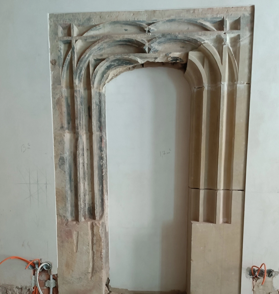 Rekonstrukce Hotelu U Sixtů na Staroměstském náměstí pokračuje