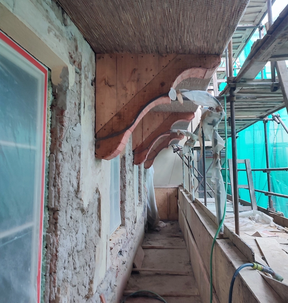 Rekonstrukce Hotelu U Sixtů na Staroměstském náměstí pokračuje